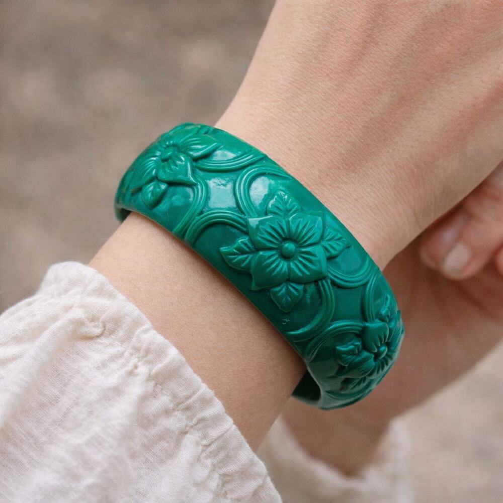 VTG Green Lucite Flower Craved Ladies Bangle Bracelet-